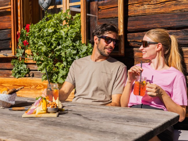 Eine wohlverdiente Pause auf einer der zahlreichen Almh&uuml;tten &copy; Salzburger Lungau